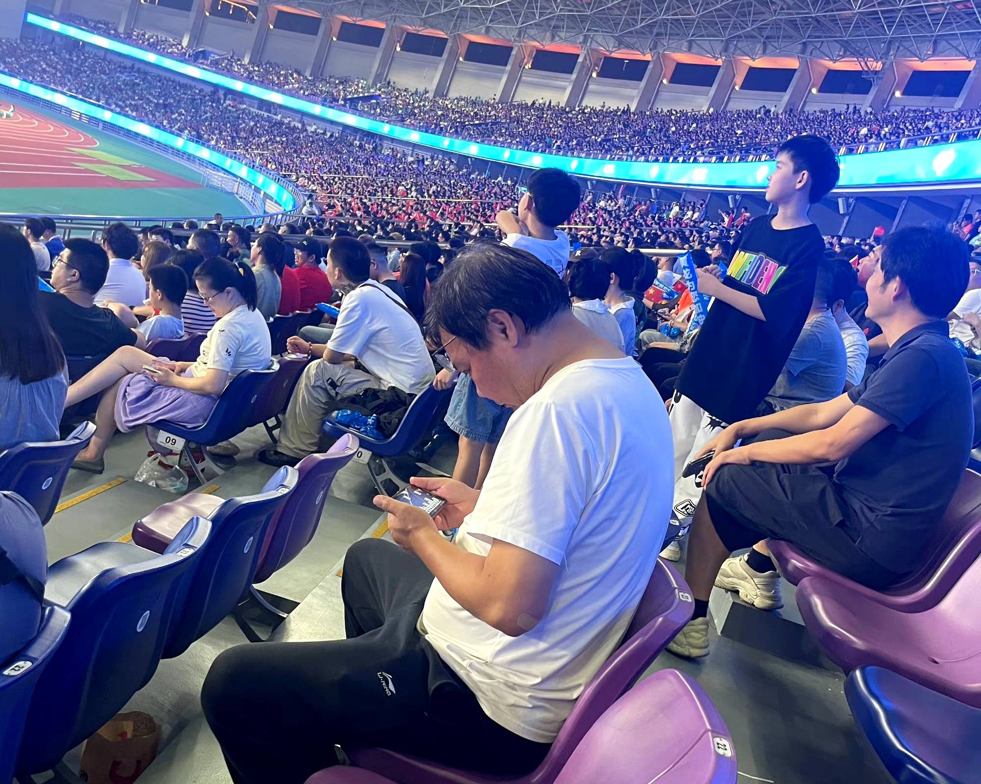 精彩足球赛场上激发观众情绪