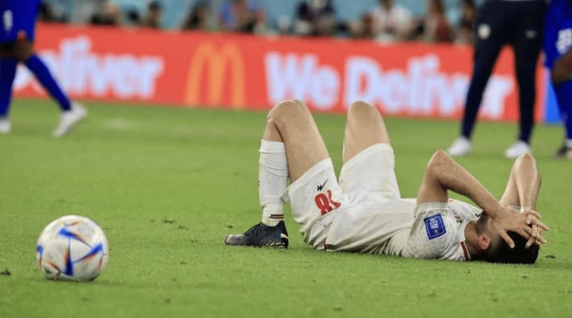 荷兰球星因伤告别球场,球迷纷纷致谢 荷兰球星因伤告别球场,球迷纷纷致谢