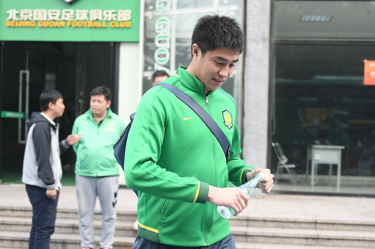 压力瞬间，球员临危不惧展现拼搏精神的简单介绍