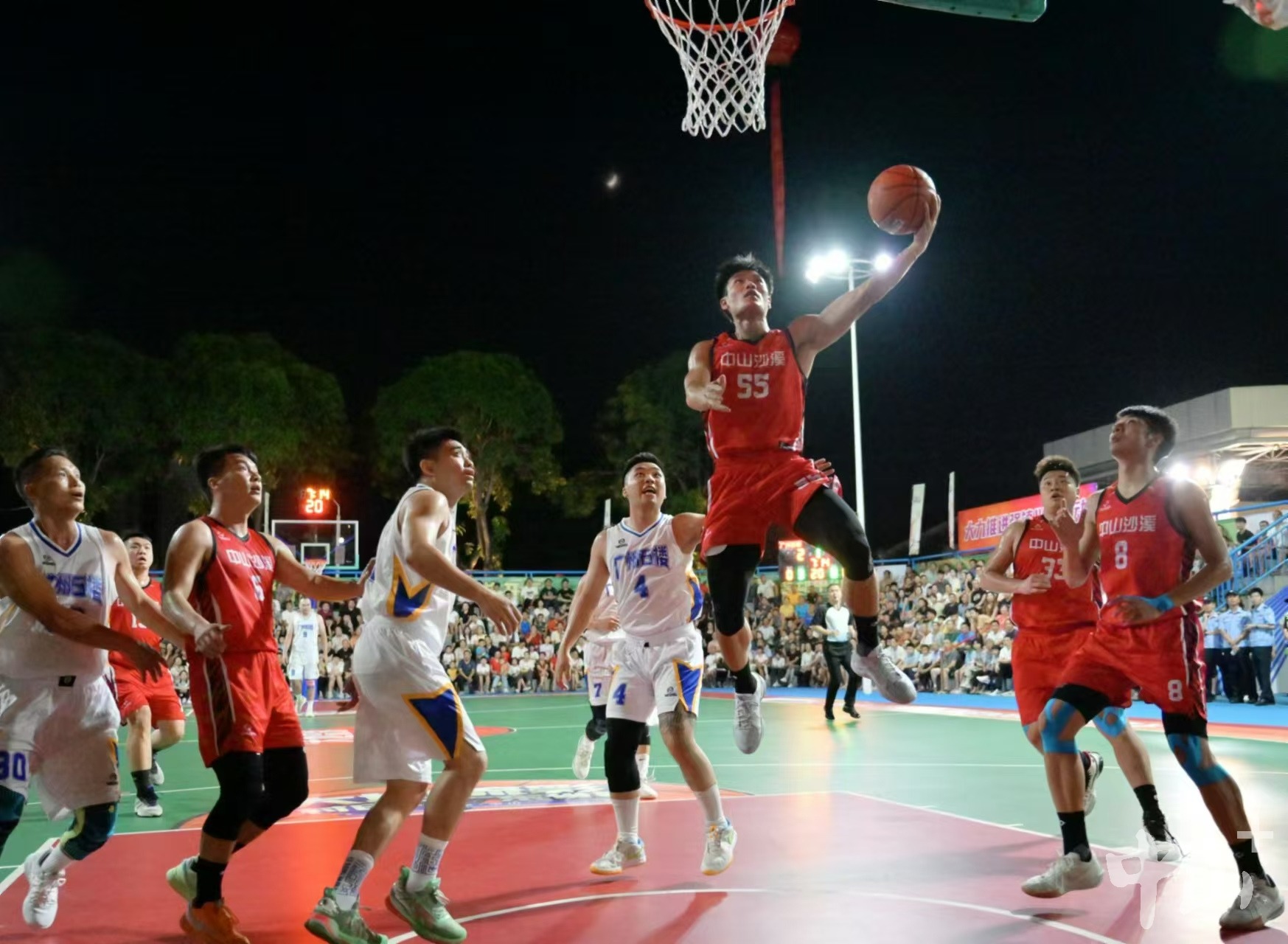 aoa体育体育官网入口-比赛中球队大比分领先对手，掌握绝对优势