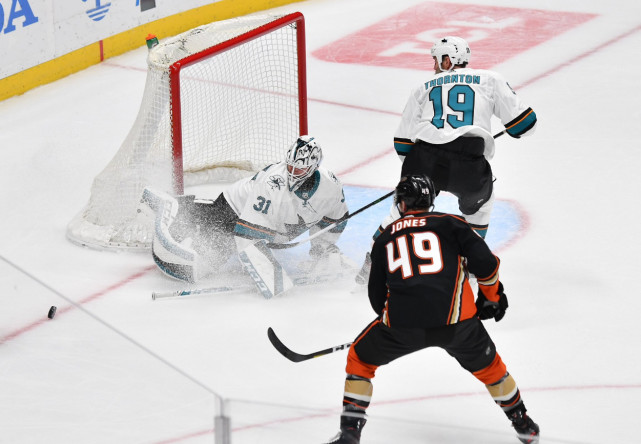 机敏队员频频冲刺，时机把握完美，反超对手