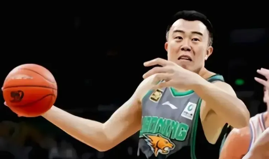 关于辽宁男篮再次险胜上海队，追平榜首位置的信息