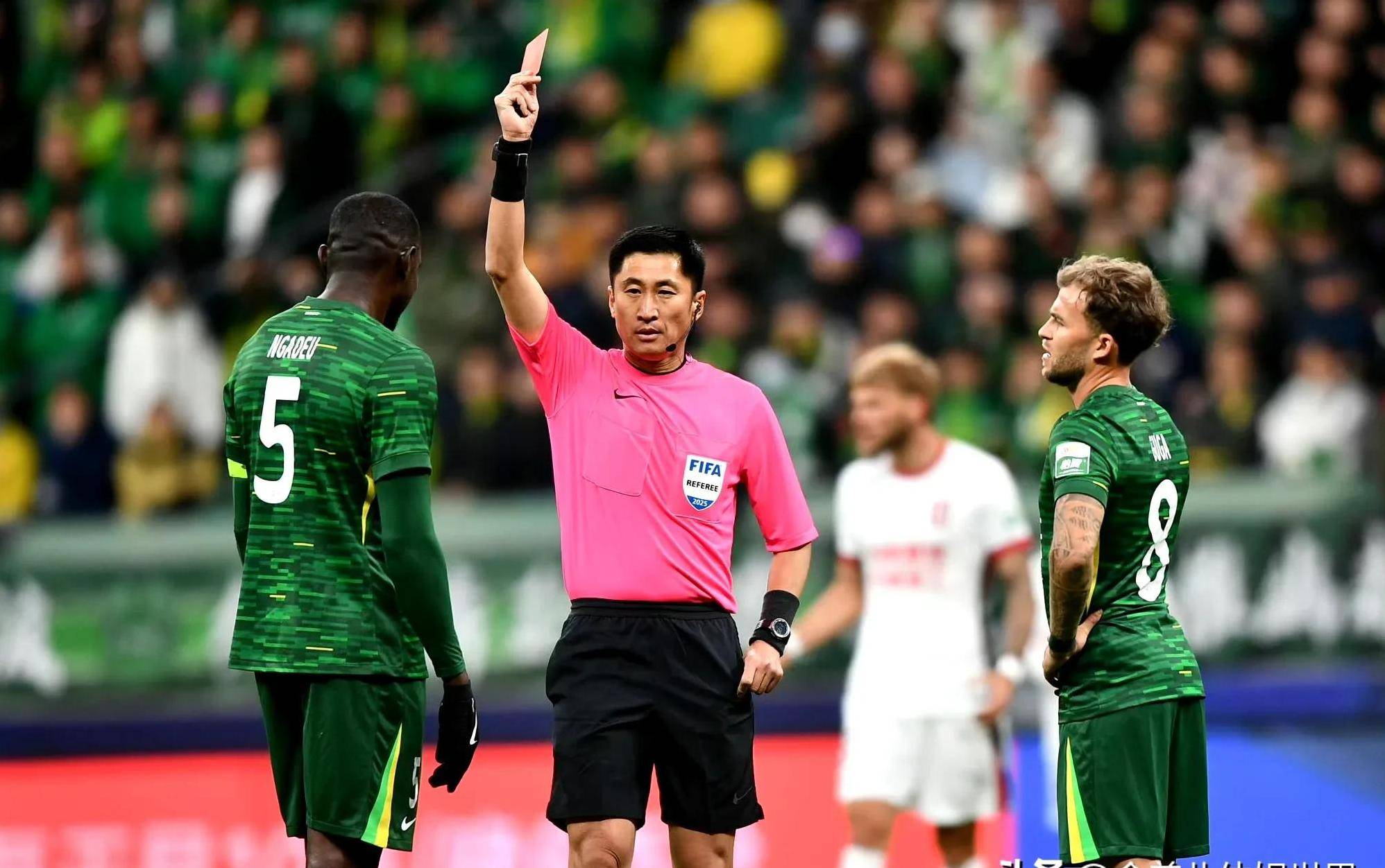 aoa体育体育官方入口-紧张激烈的比拼，球场上火药味十足