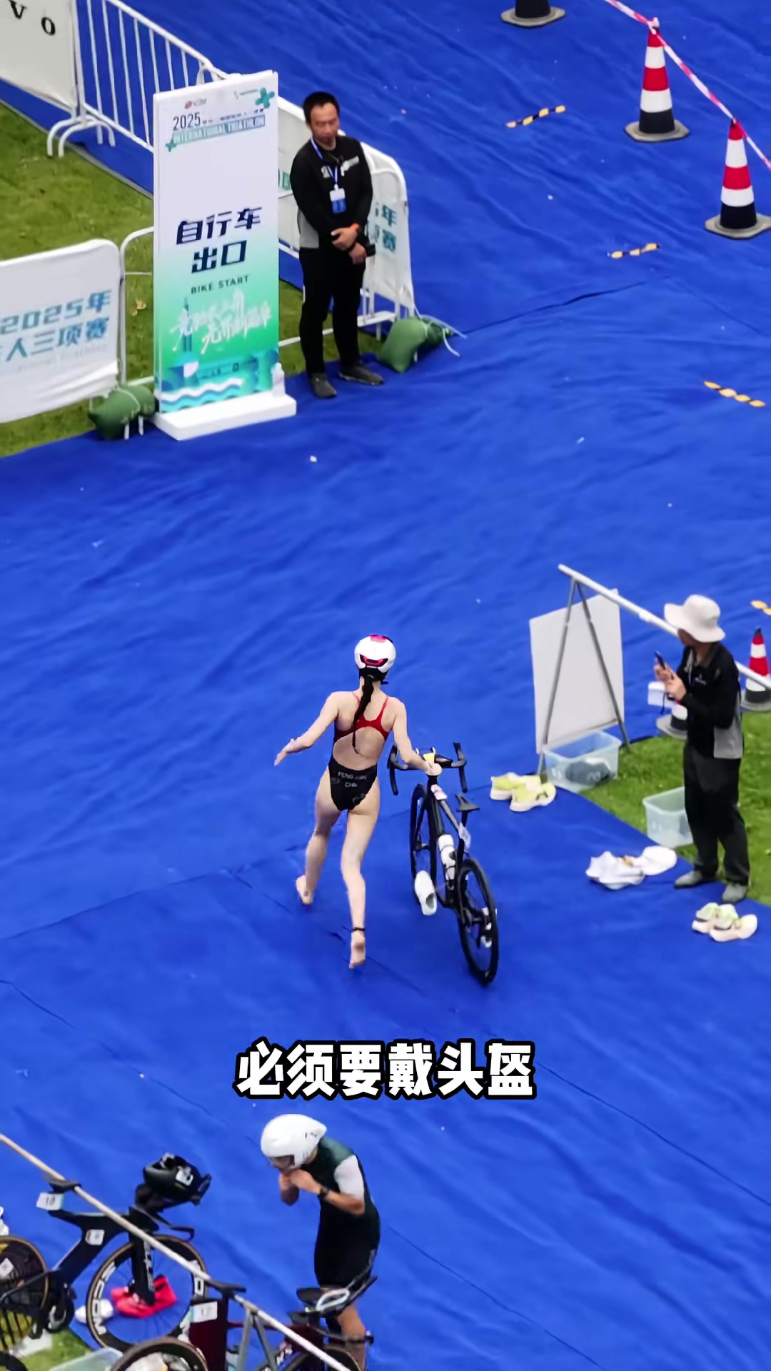 关于铁人三项赛场上惊险一幕，选手突破自我极限的信息