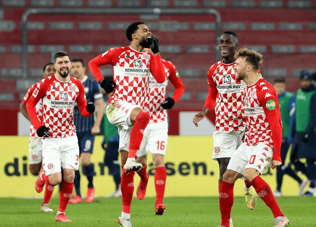 收官之战引爆激战，门兴格拉德巴赫全力以赴的简单介绍