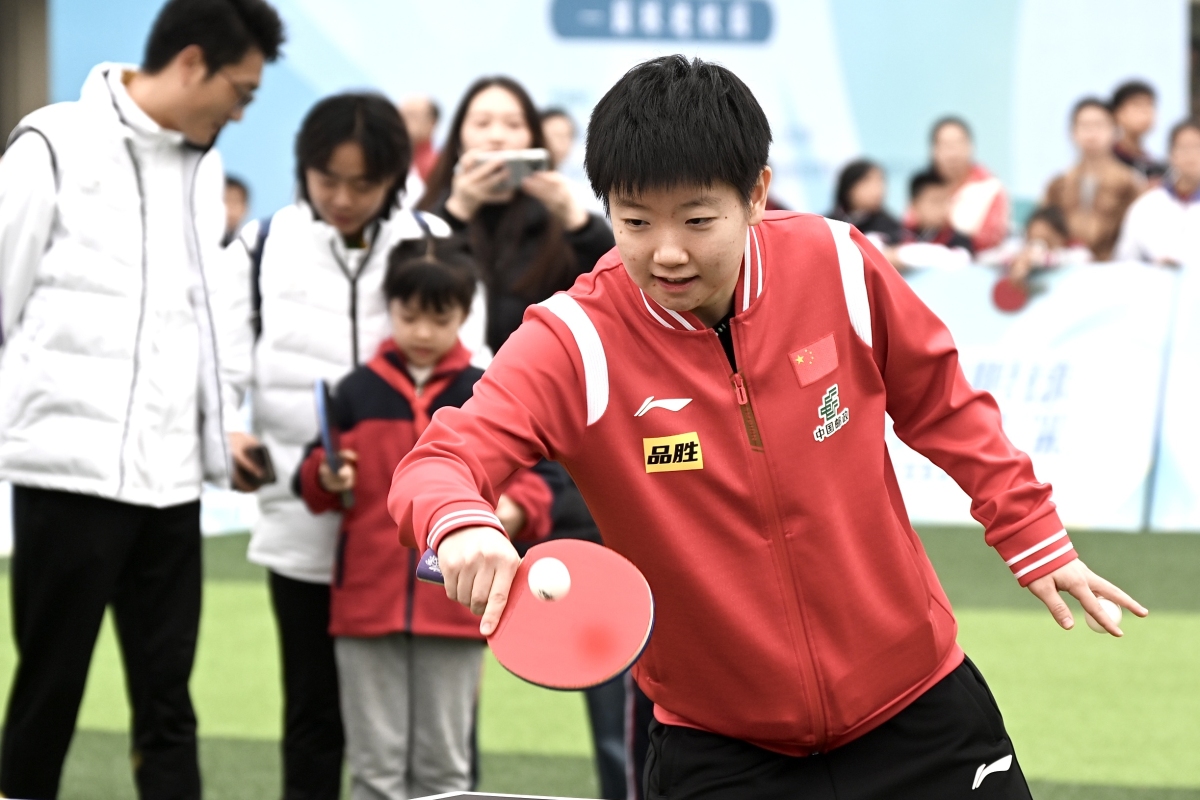 体坛里，女足球选手们精湛球艺