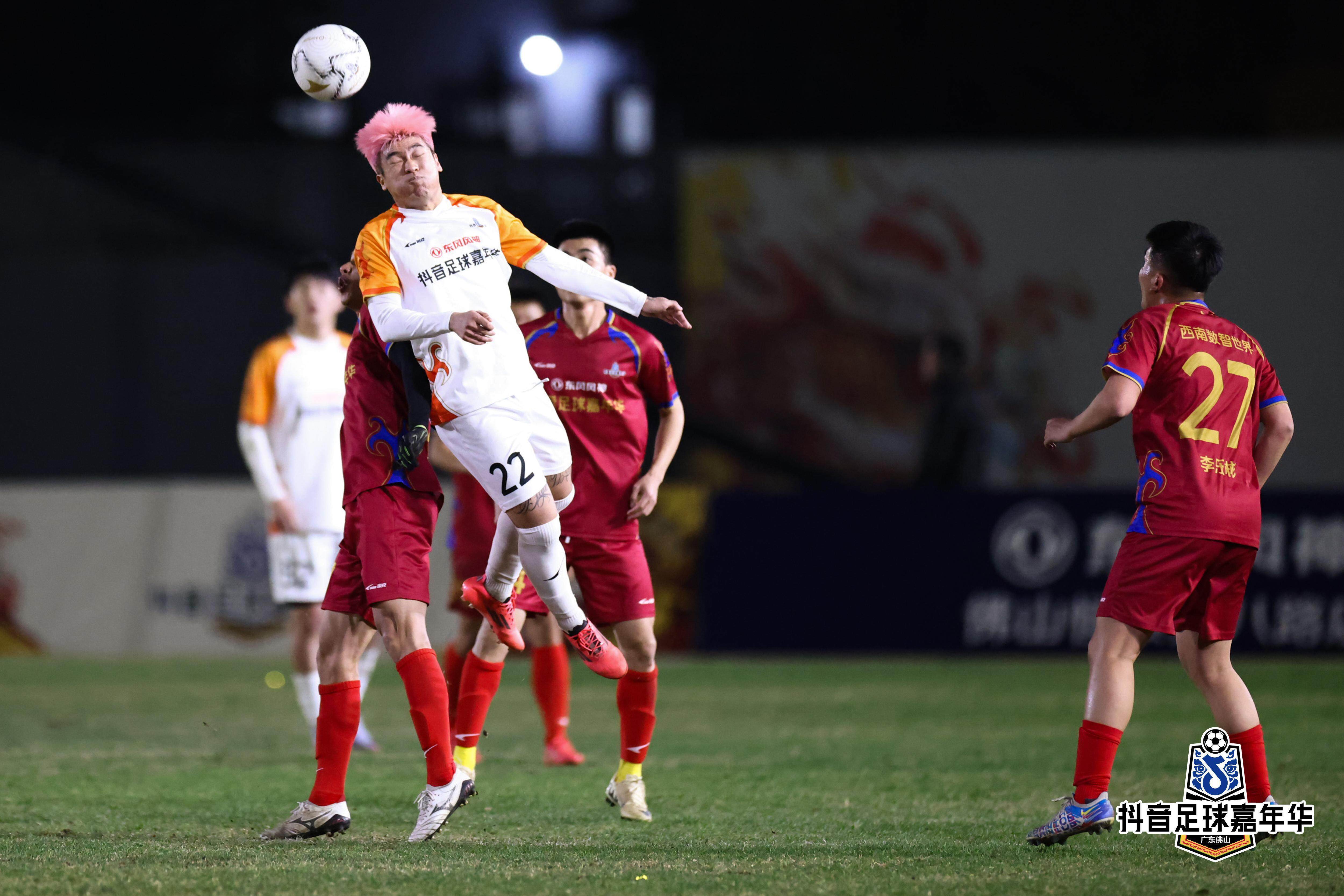 足球比赛精彩上演，激情挥洒飘飘