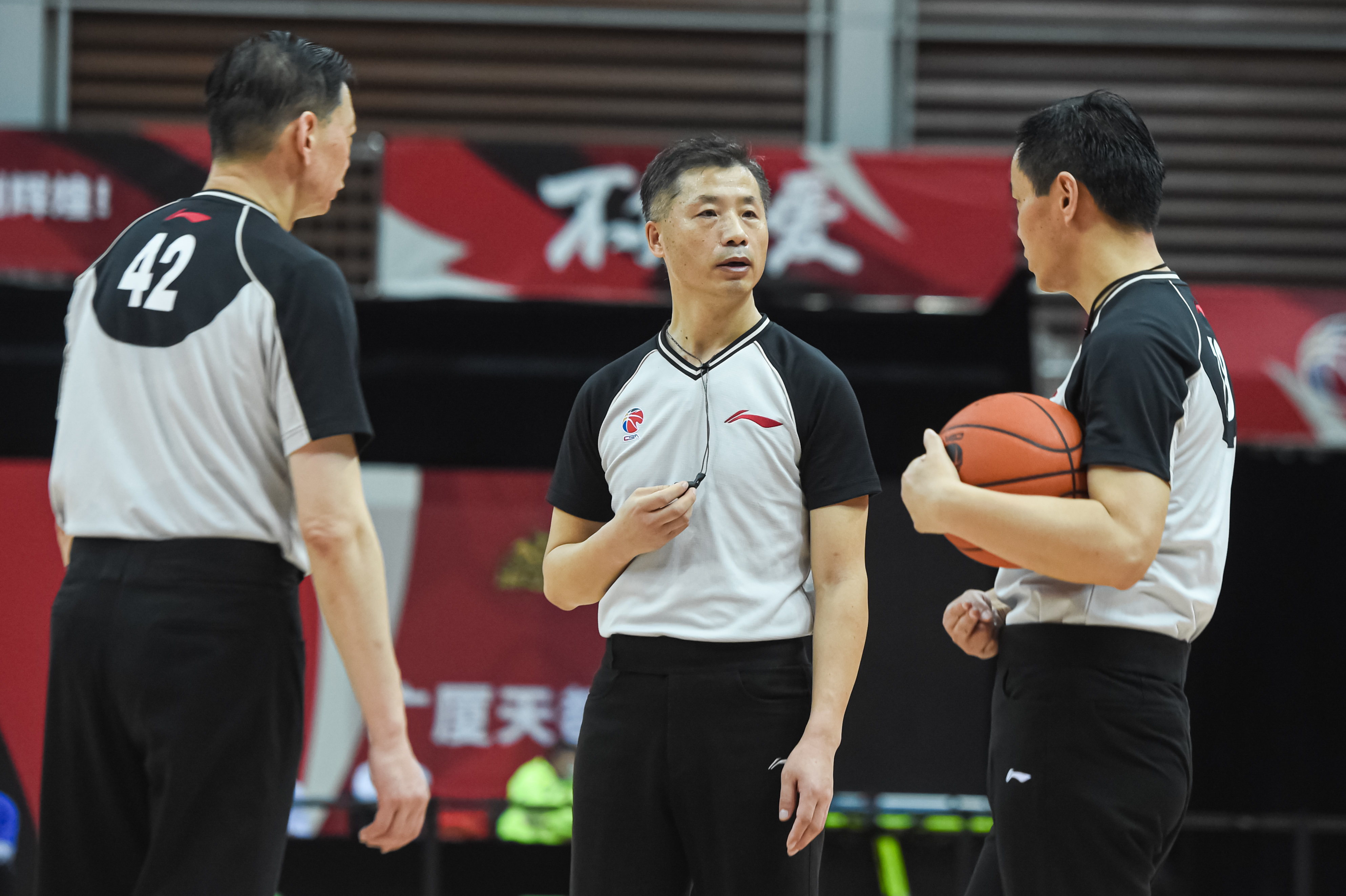 包含CBA新赛季引进新科技，裁判系统将成为关键利器的词条