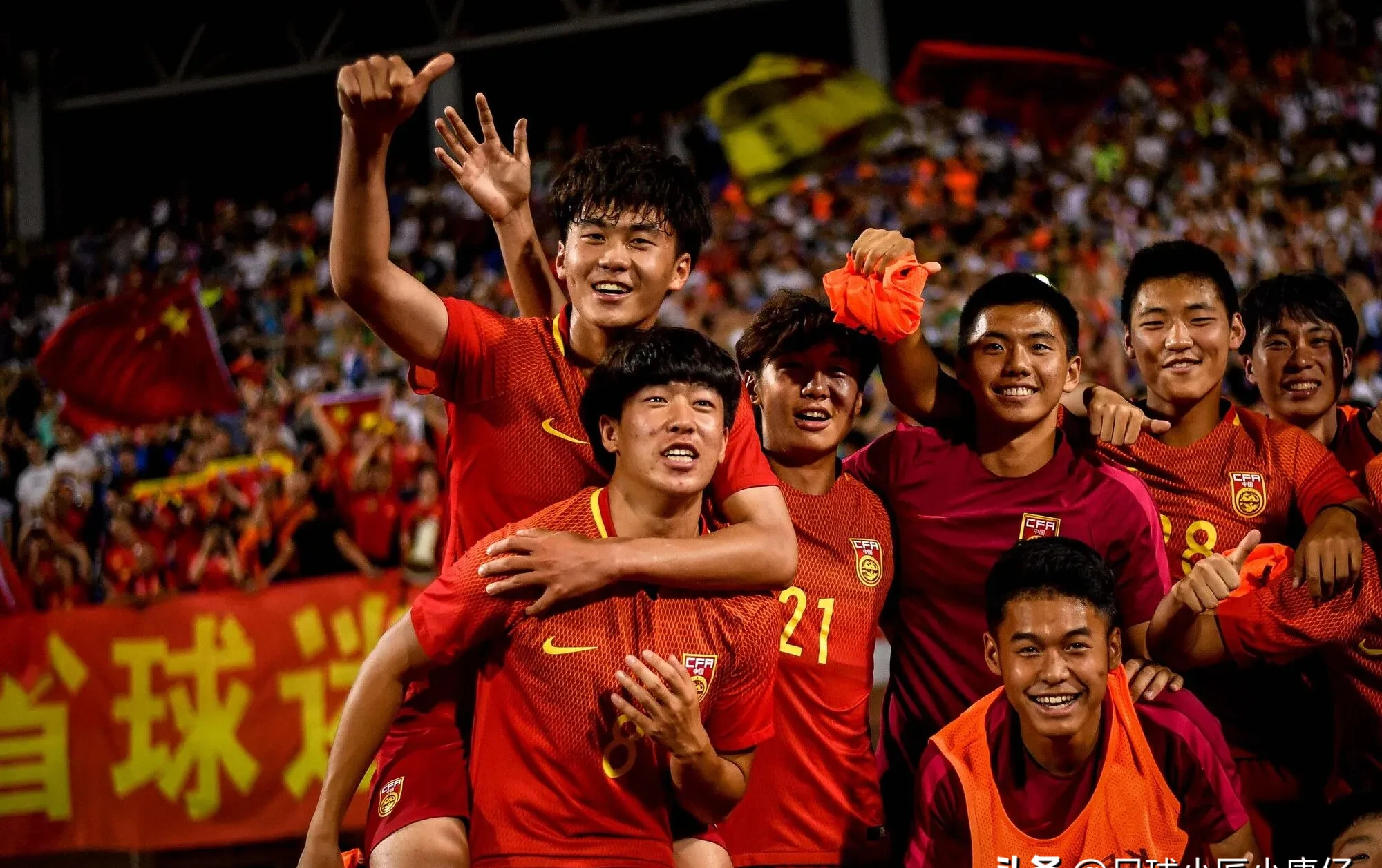 aoa体育体育中国官网-中超球队冲刺夺冠，球员斗志昂扬