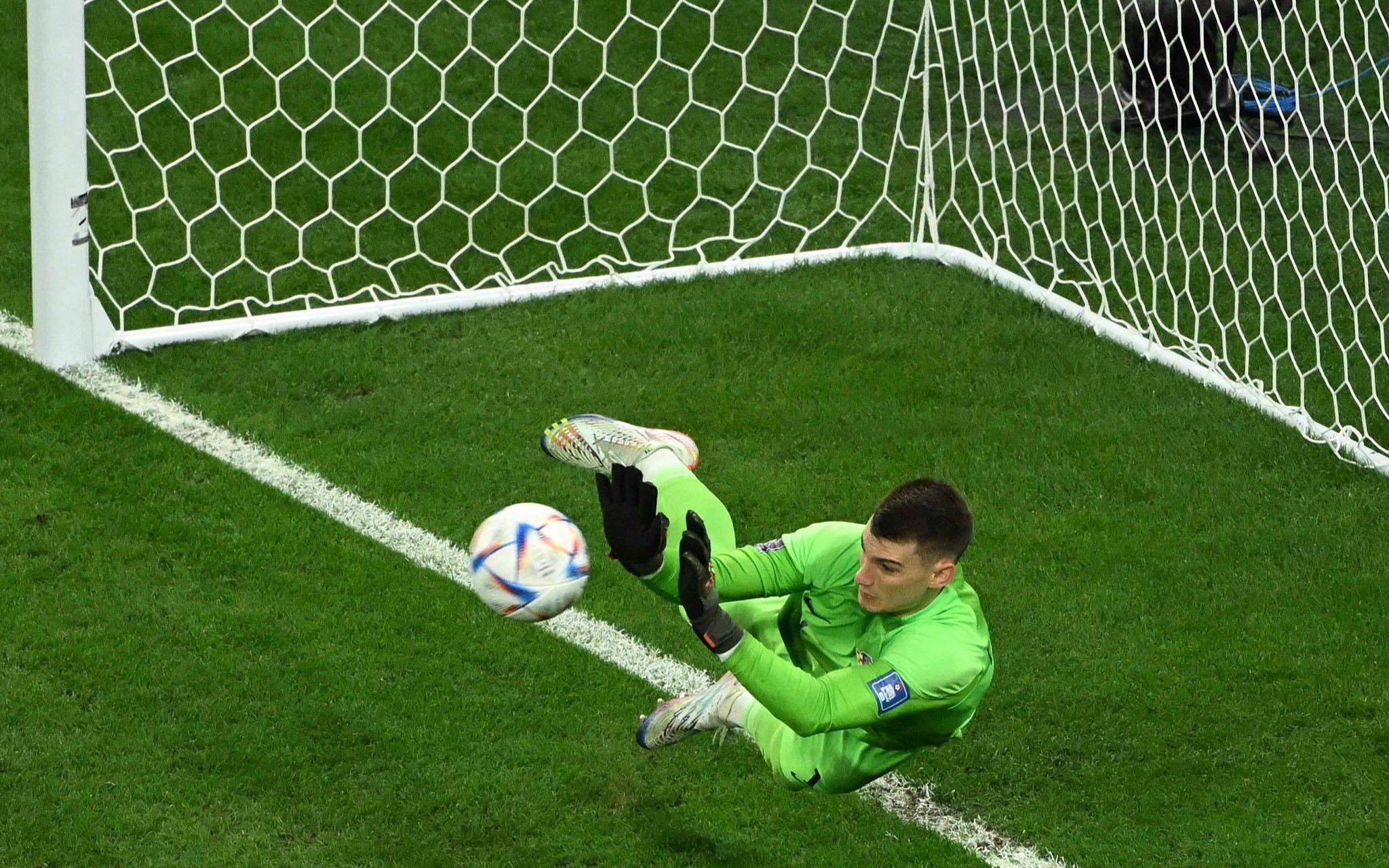 诺维奇门将出色扑救，守住球门不失